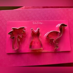 🦩Lilly Pulitzer Gold Colored Cookie Cutter Set 🌴 GWP